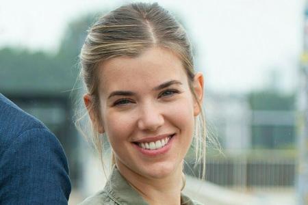 ...die hübsche, alleinerziehende Mutter Josefin Reinhard (Sina Zadra, 