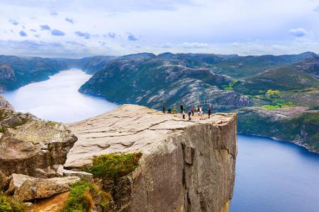 Einen grandiosen Ausblick bietet die natürliche Felsplattform Preikestolen in Norwegen. Fast senkrecht fällt der knapp 600 M...