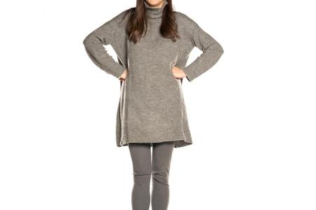 Lange, gerade geschnittene Oberteile können an kleinen Frauen schnell kastig wirken. Lieber auf taillierte Schnitte achten o...