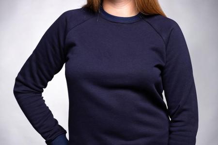 Hochgeschlossene Rundhalsausschnitte stauchen den Oberkörper. Kleine Frauen sollten eher zu V- oder Carmenausschnitten greif...