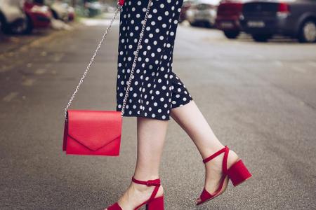 Kleine Frauen sollten auf den angesagten Midi-Schnitt eher verzichten, er lässt das Bein kürzer wirken. Besser geeignet sind...