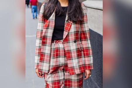 Zu große sowie zu viele verschiedene Muster lassen kleine Frauen darin versinken. Vorteilhafter: ein eher cleaner Look mit m...