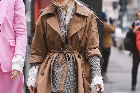 Apropos versinken: Auch Layering-Looks bergen für kleine Frauen die Gefahr, dass sie zu überladen wirken.