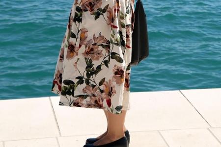 Hände weg von Ballerinas! Durch die runde Form und flache Sohle stauchen die Schuhe das Bein.