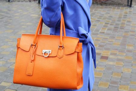 Große Handtaschen an kleinen Frauen wirken schnell überdimensioniert. Umhängetaschen, sogenannte Crossbody Bags, sind wesent...