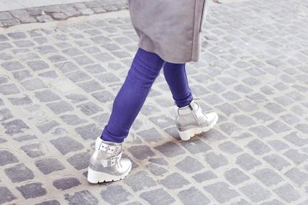 Plateau-Schuhe sind doch praktisch: Angezogen, zugeschnürt und schon ist man um einige Zentimeter größer. Außerdem schmerzen...