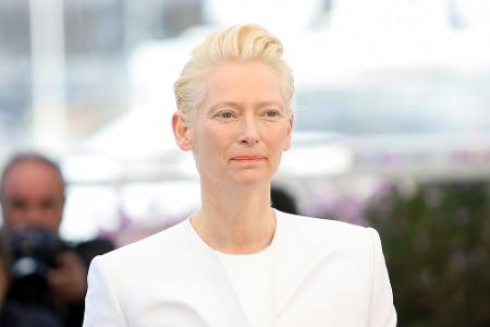 Schulterpolster sind nicht jedermanns Sache. Der 80er-Jahre-Look wirkt bei manchen Frauen doch sehr maskulin. Schauspielerin...