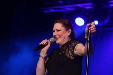 Sängerin AnNa R. von Rosenstolz wird am ersten Weihnachtsfeiertag 51. Nach einer sechsjährigen Pause meldete sie sich 2018 m...