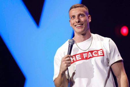 Comedian Felix Lobrecht blickt auf ein erfolgreiches Jahr zurück: Mit seinem Stand-up-Programm und dem Podcast 