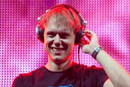 Einen Tag zuvor darf sich der Niederländer Armin van Buuren auf Geschenke freuen. Der DJ feiert 2020 seinen 44. Geburtstag. ...