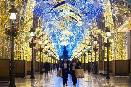 Auch auf der berühmten Shoppingmeile in Malaga lässt man sich die Vorfreude auf Weihnachten nicht nehmen: Die Calle Marqués ...