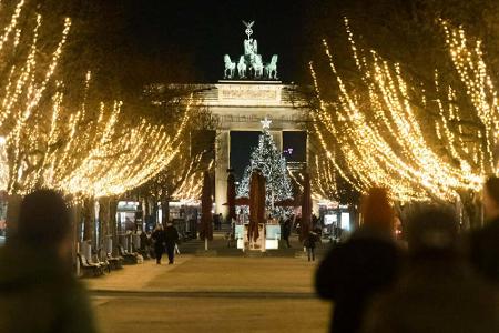 Die Weihnachtsmärkte in Deutschland mögen in diesem Jahr zwar ausfallen. Bei so einer tollen Beleuchtung am illuminierten Br...