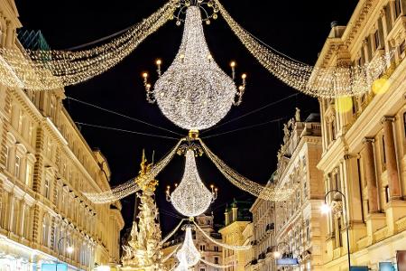 Riesige Kronleuchter erhellen die Wiener Altstadt. Die Weihnachtsbeleuchtung wird gemeinsam von den Betrieben (Einkaufsstraß...