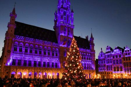 Die traditionelle Weihnachtsbeleuchtung an der Grand Place in Brüssel hat so viele Menschen angezogen, dass die Stadt aus So...