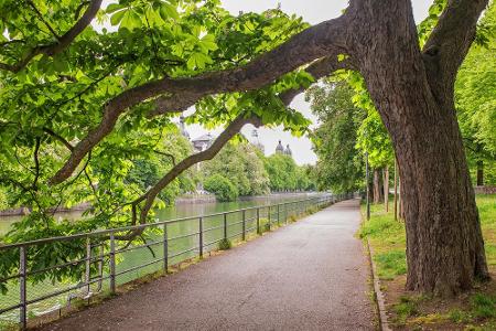 Wenn es draußen kälter ist, dann wärmen sich die Münchner ihre Hände mit was warmen, zum Beispiel mit heißen Maronen. Manch ...