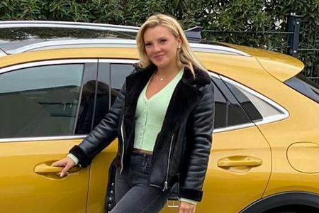 Evelyn Burdecki erinnert sich gerne an ihre Kindheit - und ihr erstes Auto.