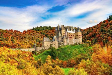 Wer im Herbst an der Mosel unterwegs ist, sollte die Burg Eltz in der Gemeinde Wierschem besuchen. Das Schloss ist von einem...