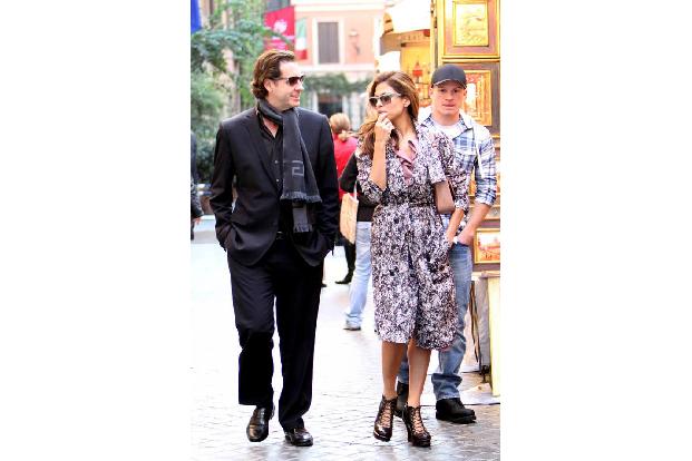 ...beruflich verbandelt. Gemeinsam betreuen die ehemaligen Liebhaber immer noch ihre Accessoire-Linie Vida. Das soll Ryan Go...