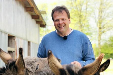 Mit dabei ist zum Beispiel Andy, der sich auf schottische Rinder spezialisiert hat. Seine Tiere sind 365 Tage im Jahr im Fre...