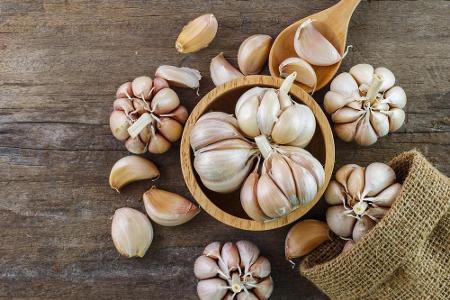 Gleiches gilt auch für den Knoblauch. Wird dieser in einer kühlen Umgebung aufbewahrt, so verliert er sein Aroma.