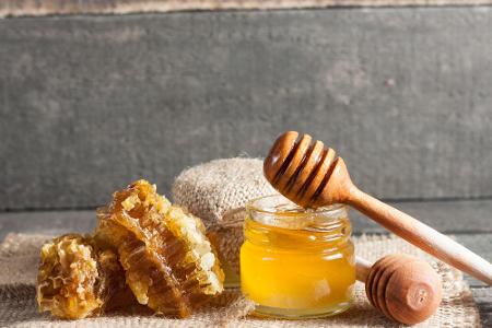 Wer seinen Honig schon einmal aus dem Kühlschrank genommen hat, weiß, dass dieser darin hart wird und sich nur noch schlecht...