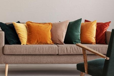 Kissenbezüge in herbstlichen Farben sorgen für eine warme Atmosphäre.