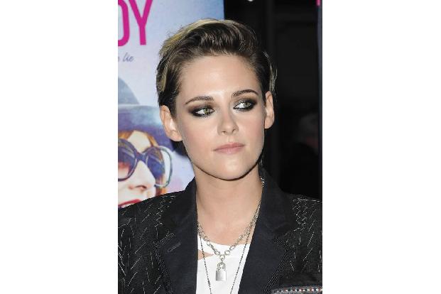 ...Kristen Stewart mit dem Regisseur Rupert Sanders knutschend im Park gesichtet wurde. Denn zu der Zeit war die 'Twilight'-...