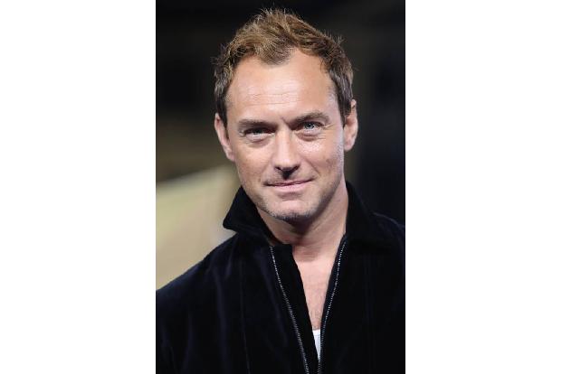 ...Jude Law das Kindermädchen. Das belastete seine Beziehung zu Sienna Miller natürlich merklich. Die Liebe der beiden macht...