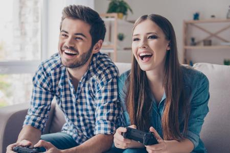 Und wer gerne spielerisch die Zeit verbringt, kann schon bald zu den neuen Konsolen greifen, falls er sich noch ein Exemplar...