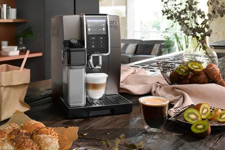 Kaffeeliebhaber greifen hingegen vermutlich zu einem Vollautomaten wie hier von De'Longhi.