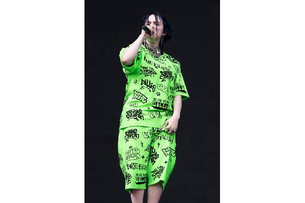 …eine der Lieblingsfarben der Amerikanerin. Im Mai 2019 rockte sie den Neon-Look auf der Bühne im englischen Middlesbrough b...