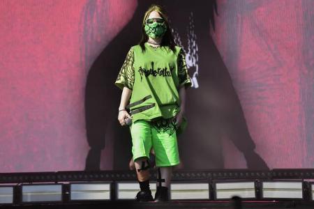 …August dann noch einen Ticken wilder auf dem Leeds Festival inklusive Mundschutz und Sonnenbrille. Es muss jedoch nicht immer…