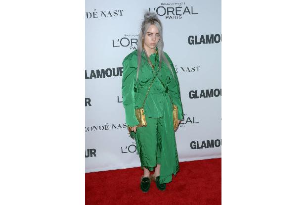 …Neon sein! Eher grasgrün hatte sich Billie Eilish noch 2017 präsentiert. Grün im Mix…