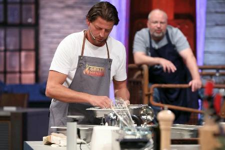 Roman Weidenfeller am Herd, Koch-Coach Christian Lohse im Hintergrund