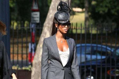 Ein eher seltener Anblick: Campbell im reduzierten Hosenanzug. Schlicht, aber dennoch elegant, wohnte sie 2007 der Trauerfei...