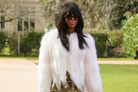 Generell scheinen es dem Model flauschige Stoffe angetan zu haben. Immer wieder posiert die gebürtige Britin mit Federn oder...