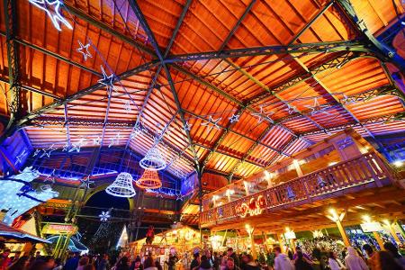 Direkt am Genfer See liegt die kleine Stadt Montreux. Die Schweizer Ortschaft verwandelt sich im Dezember in ein wunderschön...