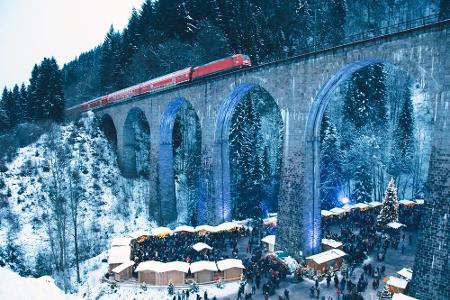 Wie wäre es mit dem Weihnachtsmarkt in der Ravenna-Schlucht? Dort kann man mehr als 40 Aussteller bewundern und ein einzigar...