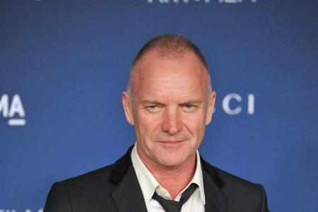 Musiker Sting zupft seinen Bass nicht wie die überwiegende Mehrheit mit rechts.