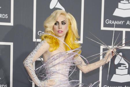 Sängerin und Schauspielerin Lady Gaga unterschreibt ihre Autogramme mit der linken Hand.