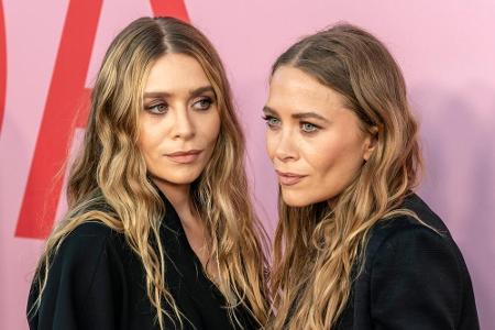 Mary-Kate Olsen ist ebenfalls Linkshänderin, ihre Zwillingsschwester Ashley schreibt jedoch mit rechts.