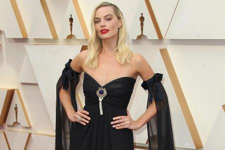 Margot Robbie überzeugte in Vintage-Chanel. Ihr Look wurde von einem Kleid inspiriert, dass die Deutsche Claudia Schiffer 19...