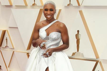 Cynthia Erivo gewann zwar keinen Oscar, dominiert dafür aber den roten Teppich. Ihre weiße Robe von Atelier Versace zog mit ...