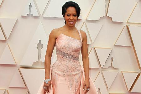 Vorjahressiegerin Regina King wirkte in ihrer hellrosa-farbenen Robe von Versace wie eine Prinzessin aus einem Disney-Märchen.