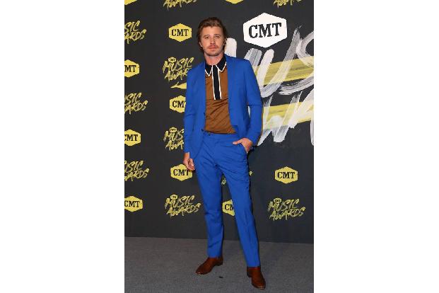 ...Schauspieler Garrett Hedlund auf den Gala-Teppich. Sein blauer Anzug in Kombination mit dem braunen Shirt ergab den perfe...