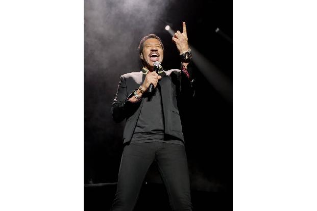 ...Lionel Ritchie und Michael Jackson 'We Are the World' für denselben Zweck. Die Single von USA for Africa wurde 20 Million...