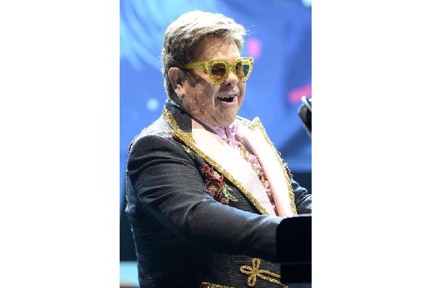 Die ganze Welt weinte, als Elton John 1997 'Candle in the Wind' neu aufnahm - in Gedenken an Prinzessin Diana. Bis 2012 verk...