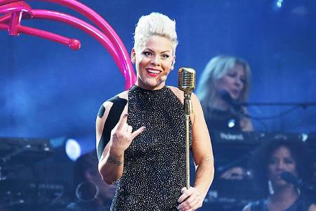 Am Rande der Country Music Awards ließ Pink die Bombe platzen: 2020 wird für die Sängerin ein Familienjahr. Ihre Tochter Wil...