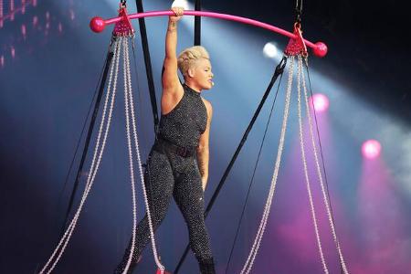 Selbst 2018 war 'Beautiful Trauma' noch unter den 10 Top-Alben weltweit auf Nummer 8 gelistet. Das war sicher auch der begle...