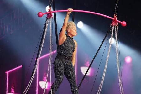 159 Mal kam Pink zum passenden Song 'Get the Party Started' auf die Bühne, verabschiedete sich nach 21 Tracks mit 'Glitter i...